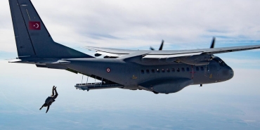 NATO'dan Türk paraşütçü paylaşımı