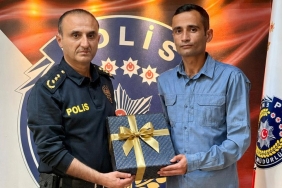 Öğrencileri kapıda karşılayan polis ödüllendirildi