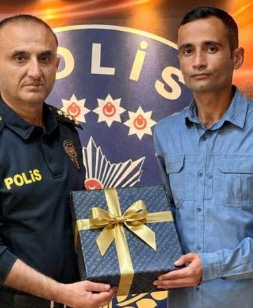 Öğrencileri kapıda karşılayan polis ödüllendirildi
