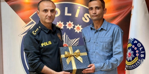 Öğrencileri kapıda karşılayan polis ödüllendirildi