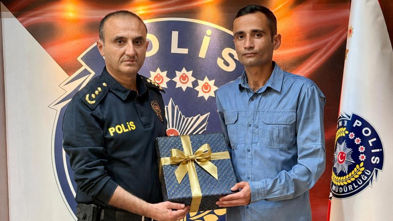 Öğrencileri kapıda karşılayan polis ödüllendirildi