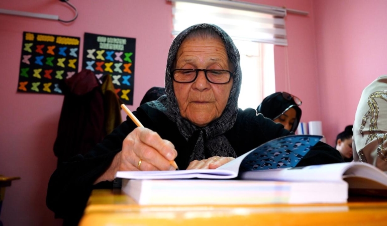 Okuma yazma hayaline 88 yaşında kavuştu