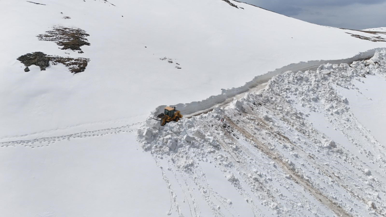 Orduda bahar yerine kış: 4 metrelik karla mücadele