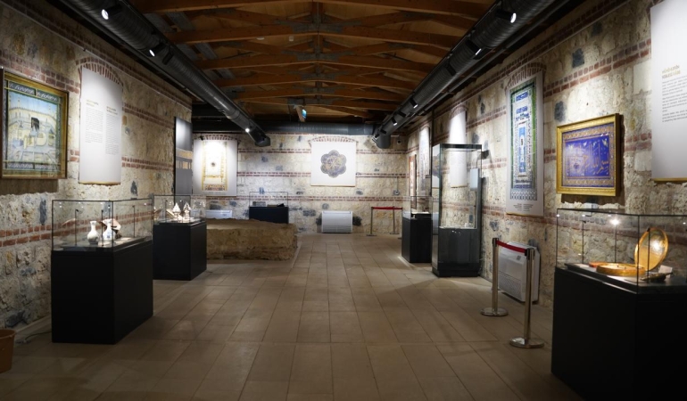 'Osmanlı Sultanlarının Sevdası: Kutsal Emanetler' sergisi Rami Kütüphanesi'nde açıldı