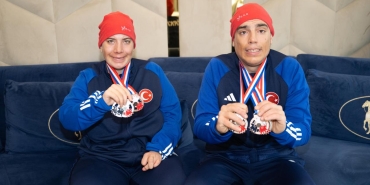 Otizmli ikiz milli kayakçılar başarıdan başarıya koşuyor