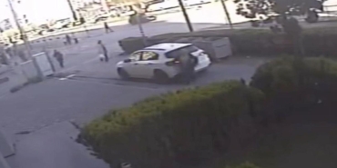 Otomobilin altında kalan kadın sağ kurtuldu