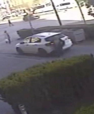 Otomobilin altında kalan kadın sağ kurtuldu