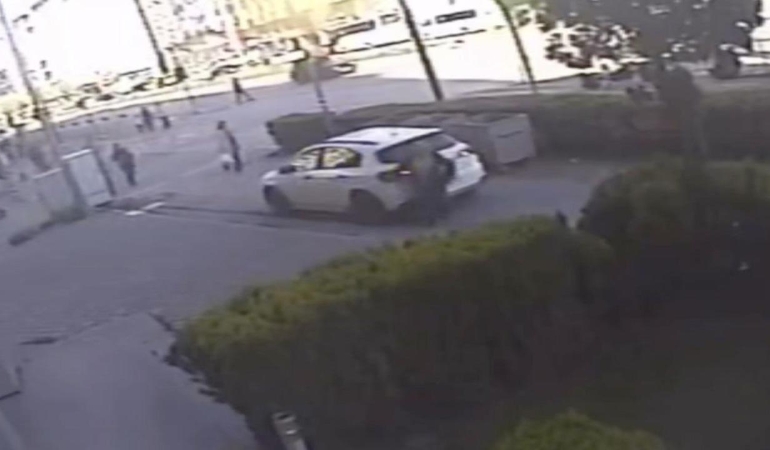 Otomobilin altında kalan kadın sağ kurtuldu