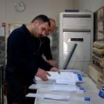 Plaka basım atölyeleri önünde kuyruk oluştu