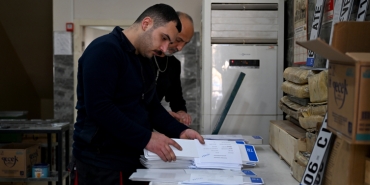 Plaka basım atölyeleri önünde kuyruk oluştu