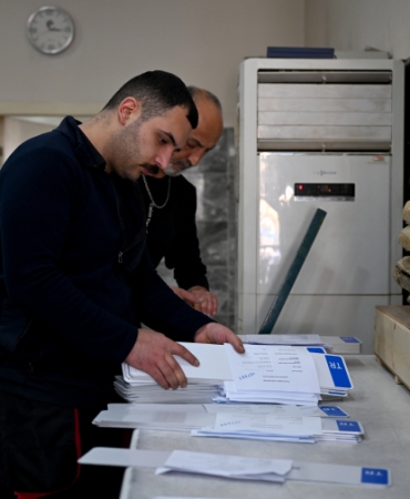 Plaka basım atölyeleri önünde kuyruk oluştu