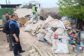 Reyhanlı'da bir evden 6 kamyon çöp çıkarıldı