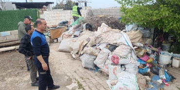 Reyhanlı'da bir evden 6 kamyon çöp çıkarıldı