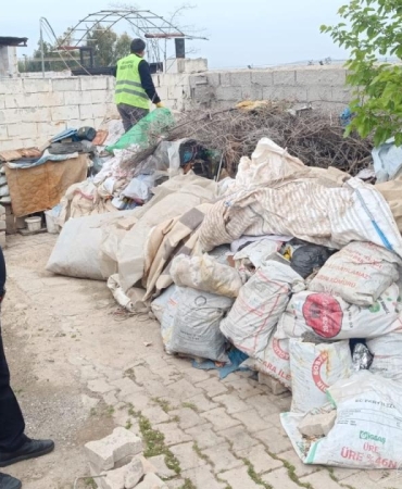 Reyhanlı'da bir evden 6 kamyon çöp çıkarıldı