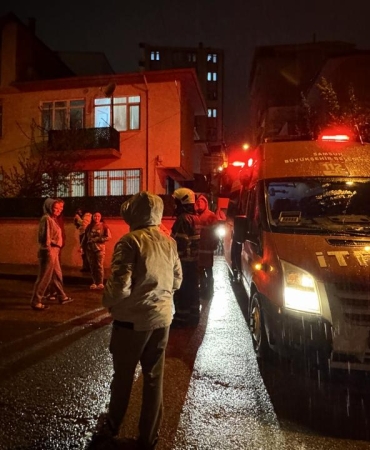 Samsunda evdeki yangında dumandan etkilenen 2 kişi hastaneye kaldırıldı