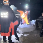 Selde mahsur kalan çobanı ekipler kurtardı