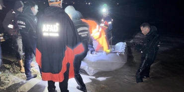 Selde mahsur kalan çobanı ekipler kurtardı