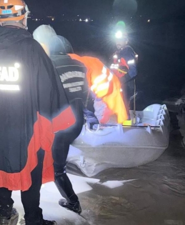 Selde mahsur kalan çobanı ekipler kurtardı