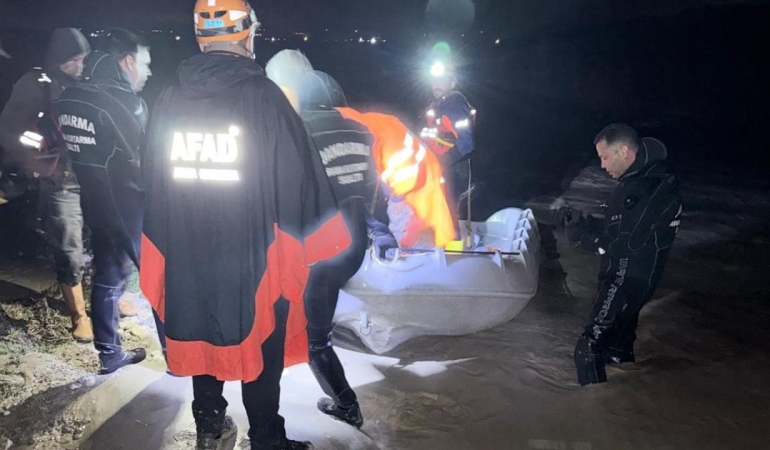 Selde mahsur kalan çobanı ekipler kurtardı