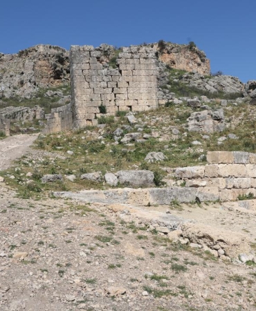 Sillyon Antik Kenti'nde Osmanlı'da köy meydanı olarak kullanılan alan belirlendi