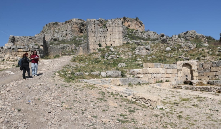 Sillyon Antik Kenti'nde Osmanlı'da köy meydanı olarak kullanılan alan belirlendi
