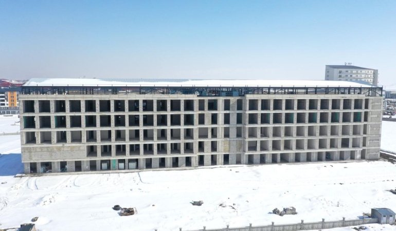 Sismik izolatörlerin kullanıldığı 270 yataklı hastanede sona doğru
