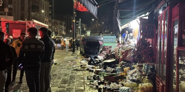 Sivas'ta devrilen otomobil 2 iş yerine çarparak hasara neden oldu