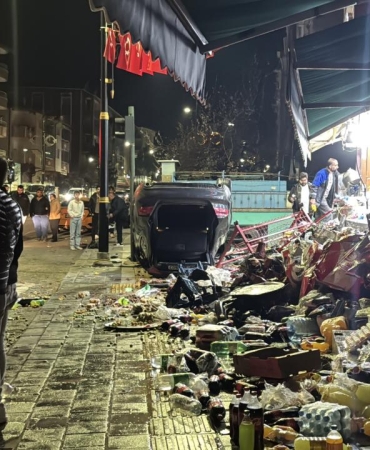 Sivas'ta devrilen otomobil 2 iş yerine çarparak hasara neden oldu