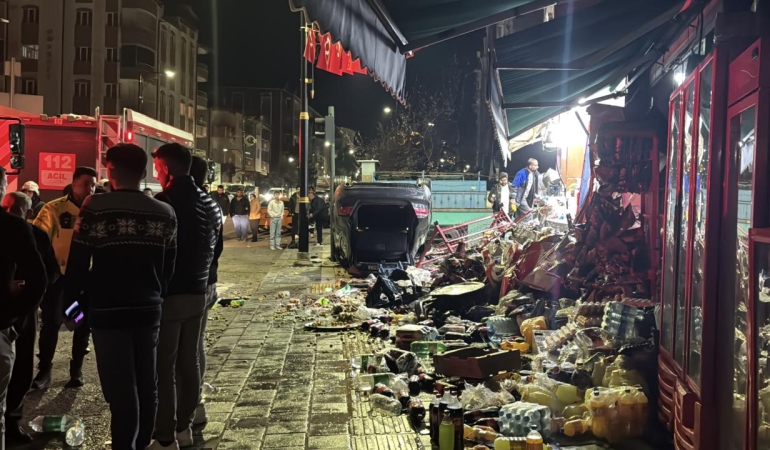 Sivas'ta devrilen otomobil 2 iş yerine çarparak hasara neden oldu