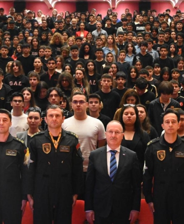 SOLOTÜRK pilotları öğrencilerle buluştu