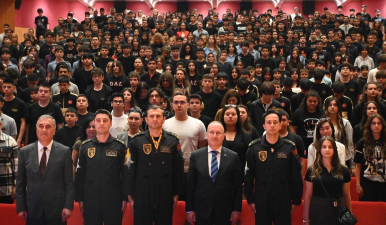 SOLOTÜRK pilotları öğrencilerle buluştu