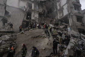 Soykırımcı İsrail'in Lübnan'ın güneyinde bir binaya düzenlediği saldırıda biri çocuk 5 kişi hayatını kaybetti