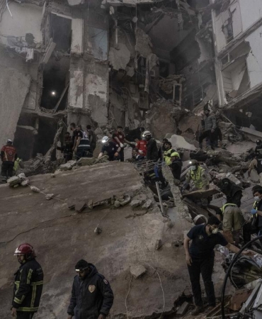 Soykırımcı İsrail'in Lübnan'ın güneyinde bir binaya düzenlediği saldırıda biri çocuk 5 kişi hayatını kaybetti