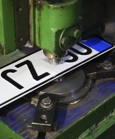 Standartlara aykırı basılan plakalar ücretsiz değiştirilecek