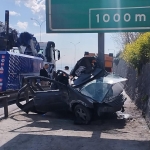 TEM Otoyolu'nda otomobil yön levhasına saplandı