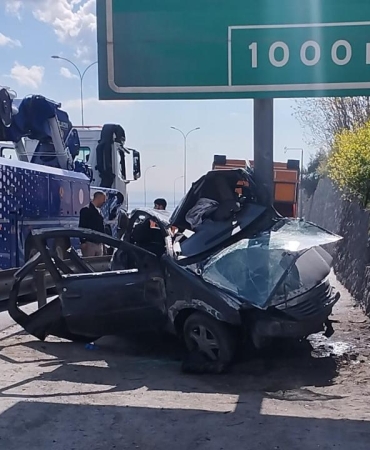 TEM Otoyolu'nda otomobil yön levhasına saplandı