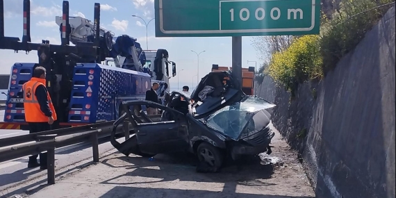 TEM Otoyolu’nda otomobil yön levhasına saplandı