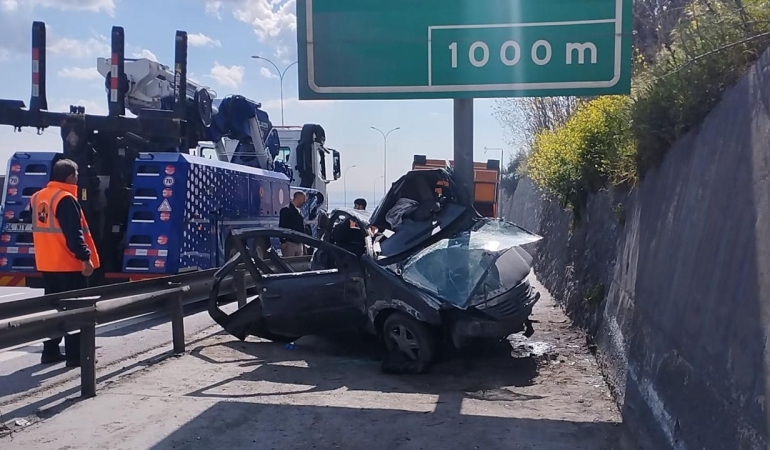 TEM Otoyolu'nda otomobil yön levhasına saplandı