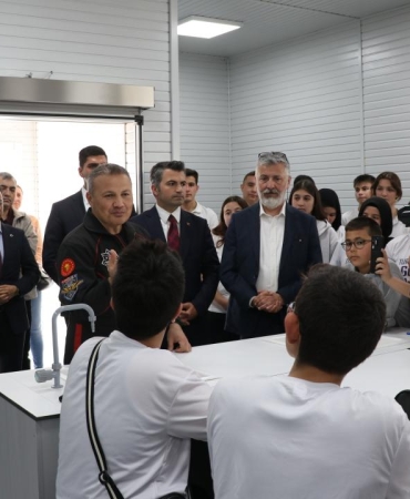 Türkiye'nin ilk astronotu Gezeravcı öğrencilerle buluştu