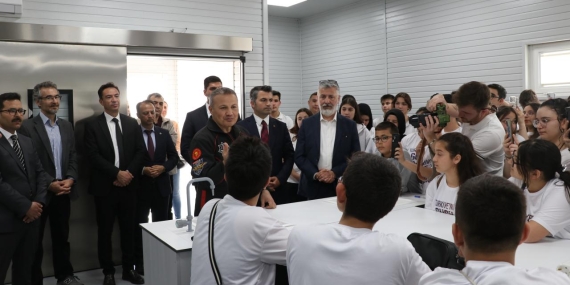 Türkiye'nin ilk astronotu Gezeravcı öğrencilerle buluştu