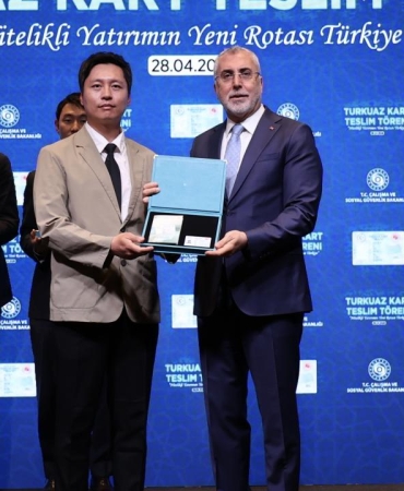 Türkiye'ye yatırım yapan 22 firmanın temsilcisine Turkuaz Kart verildi