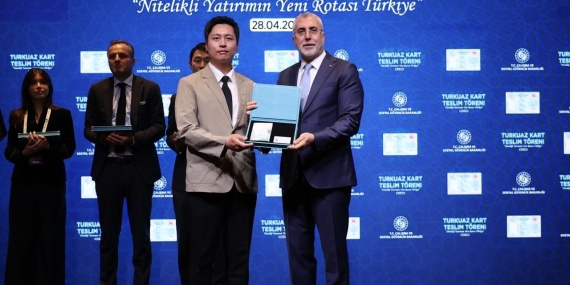 Türkiye'ye yatırım yapan 22 firmanın temsilcisine Turkuaz Kart verildi