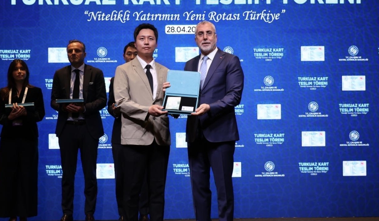Türkiye'ye yatırım yapan 22 firmanın temsilcisine Turkuaz Kart verildi