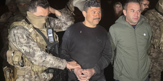 Uşak'ta ihbara giden polise ateş açıldı