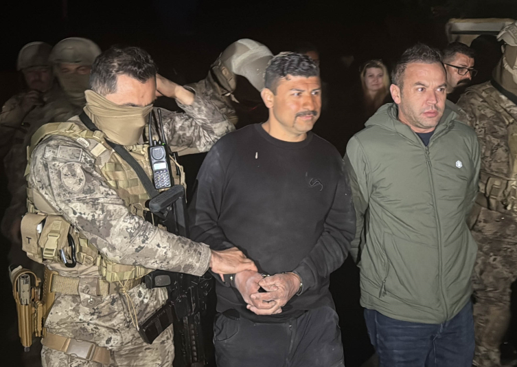 Uşak'ta ihbara giden polise ateş açıldı