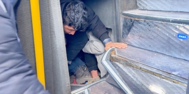 Yolcusu bulunmayan otobüsün bagajından 53 düzensiz göçmen çıktı