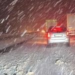3 devlet yolu kar yağışı nedeniyle tır ve çekicilere kapatıldı