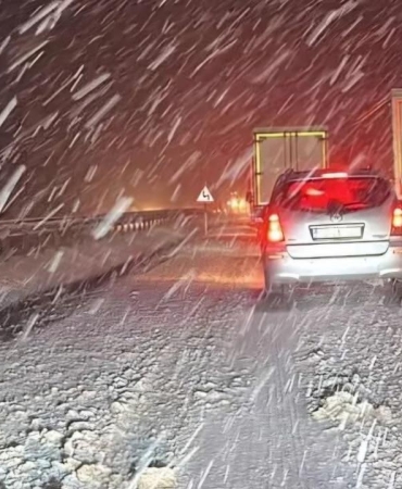 3 devlet yolu kar yağışı nedeniyle tır ve çekicilere kapatıldı