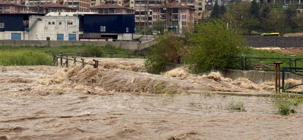 AFAD: Fırtına ve yağışlarda 2 kişi yaşamını yitirdiğini, 33 kişi yaralandı