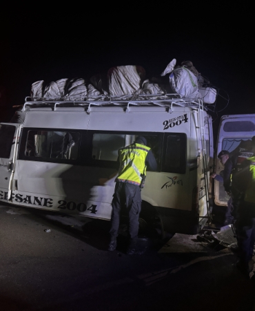 Aksaray'da minibüs ile tır çarpıştı: 12 yaralı